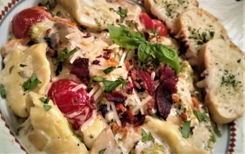 Zuppa di tortellini di pollo con broccoli